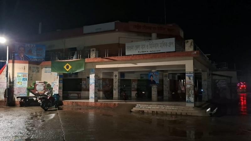 বিদ্যুৎহীন বরগুনা বাস টার্মিনাল, চরম ভোগান্তিতে সাধারণ মানুষ