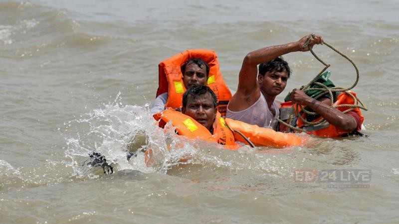 সন্দ্বীপ চ্যানেল থেকে ভাসমান ৪ নাবিক উদ্ধার 