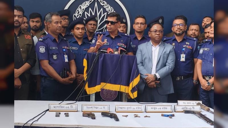 চট্টগ্রামের শীর্ষ সন্ত্রাসী রায়হানের সহযোগীসহ পাঁচ সন্ত্রাসী অস্ত্রসহ গ্রেপ্তার