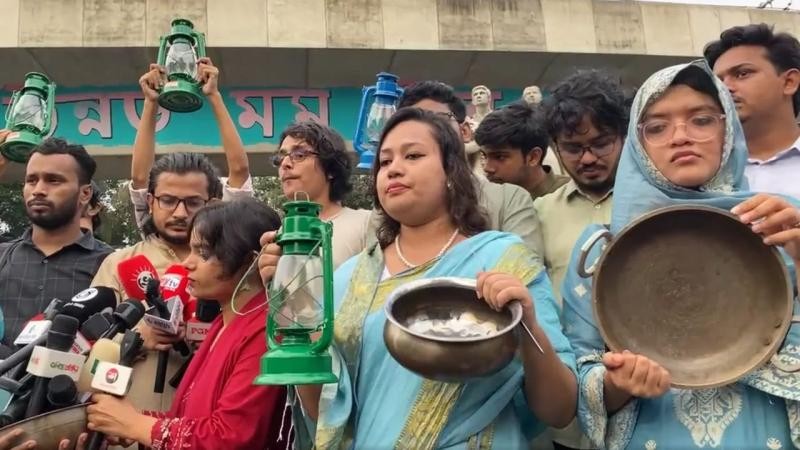 গ্যাস-বিদ্যুৎ সংকট ও দ্রব্যমূল্য বৃদ্ধির প্রতিবাদে হারিকেন-চুলা নিয়ে ঢাবিতে বিক্ষোভ
