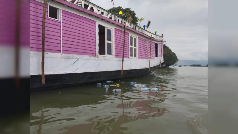 টাংগুয়ার হাওরের পর্যটকবাহী নৌকা থেকে অপচনশীল বর্জ্য পানিতে ফেলায় জরিমানা