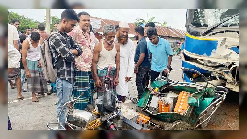কিশোরগঞ্জে যাত্রীবাহী বাসের ধাক্কায় অটোরিকশা চালকসহ নিহত ২