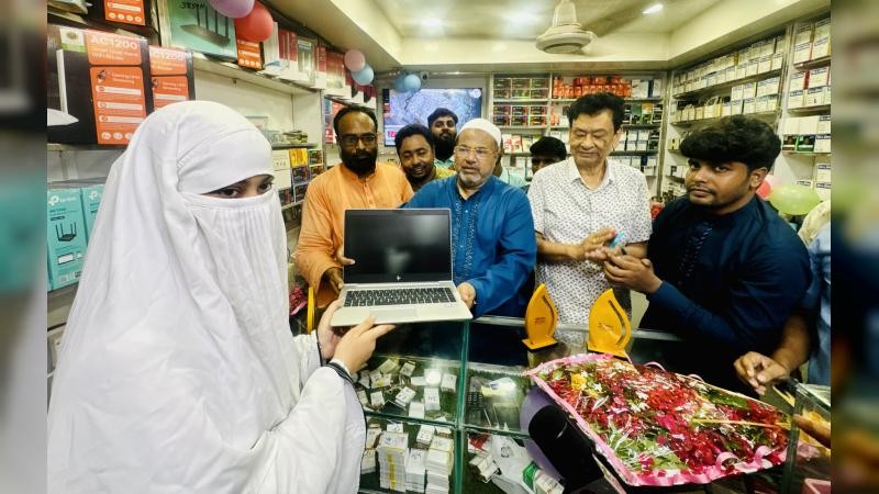 নাটোরে এসএসসিতে সর্বোচ্চ নম্বর পাওয়া মেহজাবিন পেল ল্যাপটপ, দ্বিতীয়-তৃতীয়কে মোবাইল