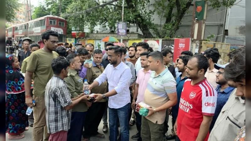 বেগম খালেদা জিয়ার ৮১তম জন্মবার্ষিকীতে জবি ছাত্রদল নেতা রুমির উদ্যোগে খাবার ও পানি বিতরণ