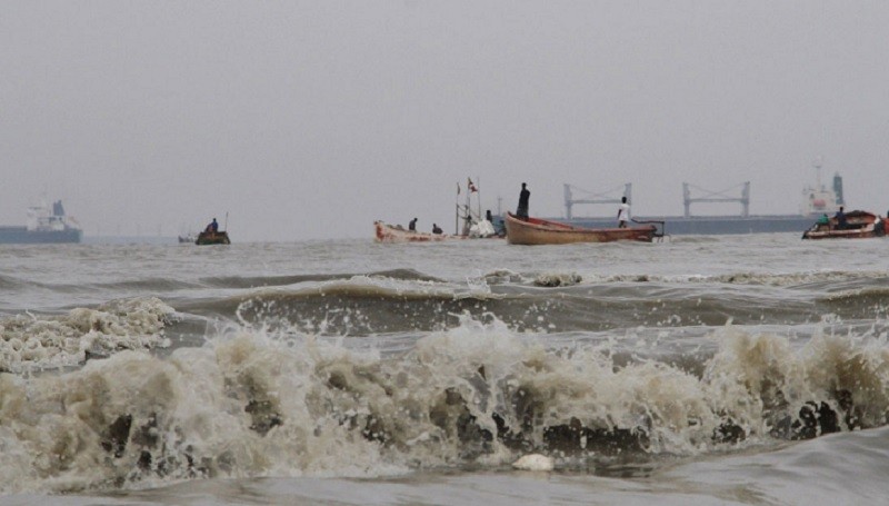 বঙ্গোপসাগরে নিম্নচাপের প্রভাবে উত্তাল সমুদ্র: কক্সবাজারসহ সব বন্দরে ৩ নম্বর সতর্কসংকেত জারি