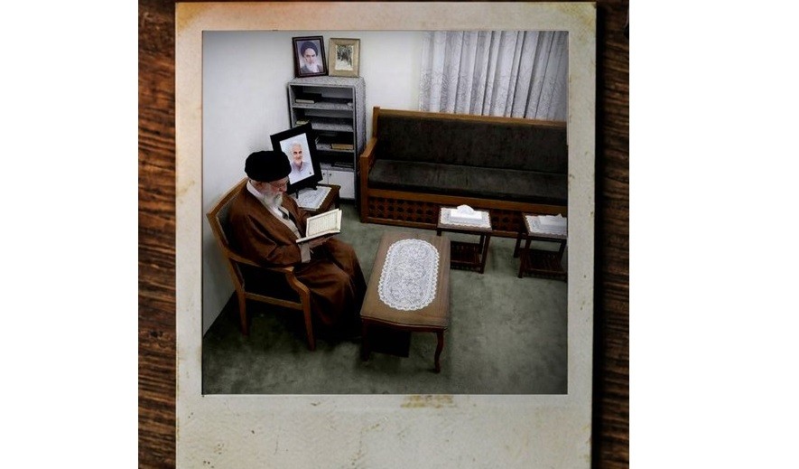 খামেনির জীবনের শেষ ছবি প্রকাশ, কী পড়ছিলেন তিনি