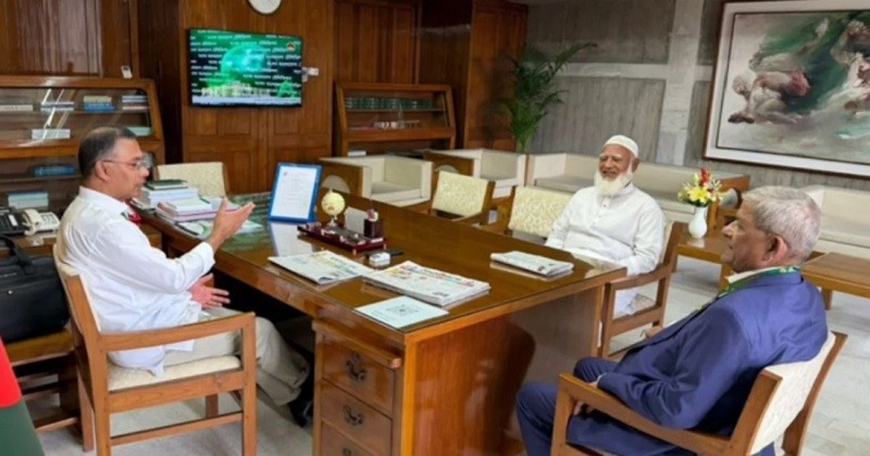 প্রধানমন্ত্রীর সঙ্গে বিরোধীদলীয় নেতার সৌজন্য সাক্ষাৎ