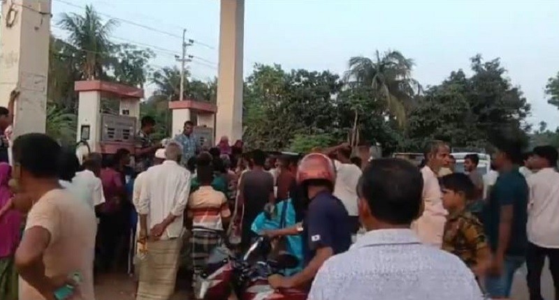 কালিয়ায় পেট্রোল পাম্পে ক্রেতাদের লম্বা লাইন, বৈধ লাইসেন্স যাচাই করে তেল সরবরাহ