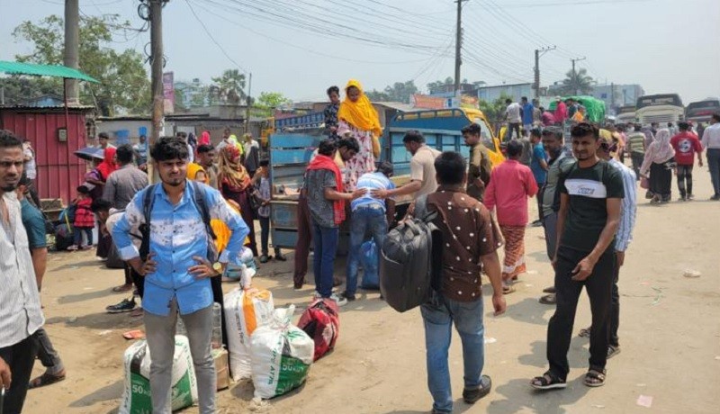 টিকিট উধাও, ভরসা খোলা ট্রাক: বাড়তি ভাড়ার নৈরাজ্যেই ঢাকায় ফেরা