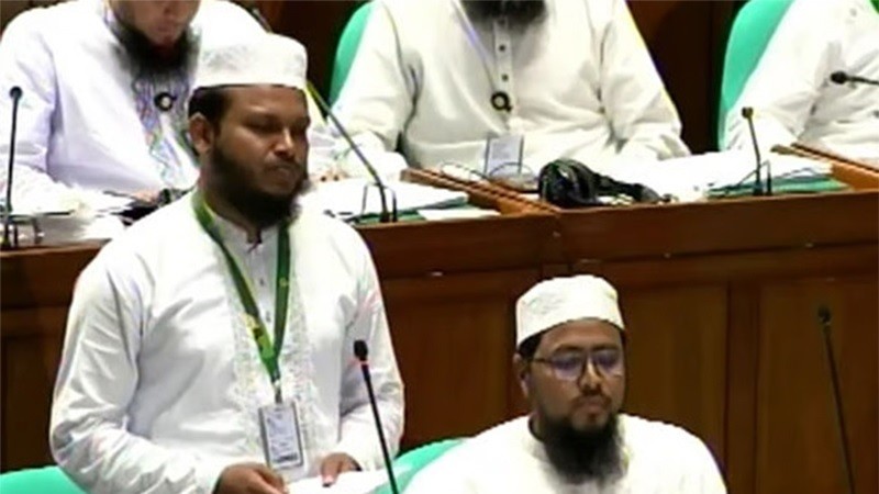 ৮ পাম্প ঘুরে তেল না পেয়ে লোকাল বাসে করে সংসদে এমপি সালাহ উদ্দিন