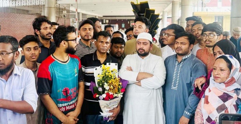 ড. ইউনুসকে রাজপথে আন্দোলনে যোগ দেওয়ার আহ্বান নাহিদের