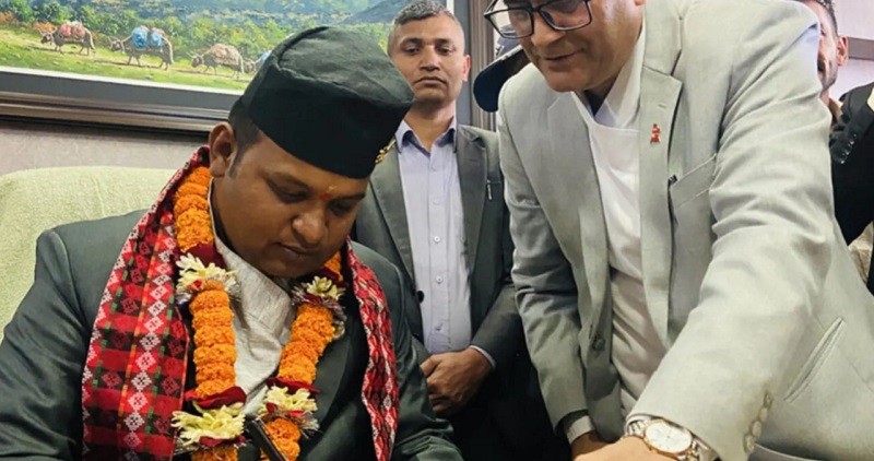 স্ত্রীকে নিয়োগ দেয়ায় বরখাস্ত মন্ত্রী