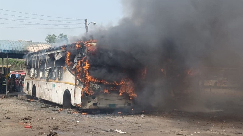 দাঁড়িয়ে থাকা ৩ বাস একসঙ্গে অগ্নিকাণ্ড