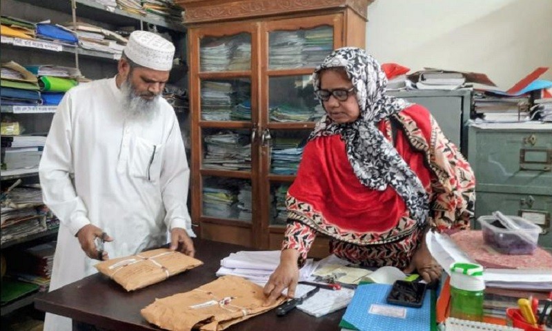 দুই অধ্যাপকের নামে কাফনের কাপড়, কলেজে আতঙ্ক