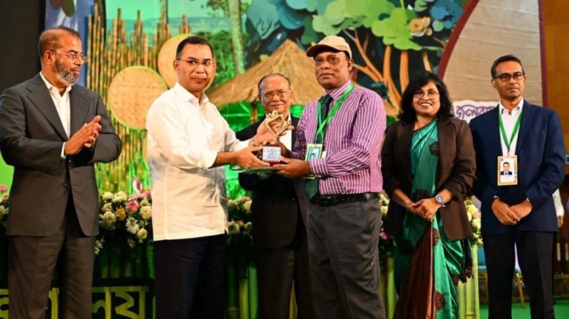 পরিবেশ রক্ষায় বিশেষ অবদানের স্বীকৃতি হিসেবে জাতীয় পরিবেশ পদক ২০২৫ প্রদান করলেন প্রধানমন্ত্রী তারেক রহমান