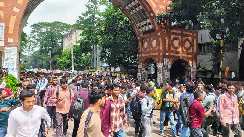 চট্টগ্রাম বাদে সারাদেশে চলছে এইচএসসি পরীক্ষা ও আজ শিক্ষা মন্ত্রণালয় অভিমুখে লংমার্চ
