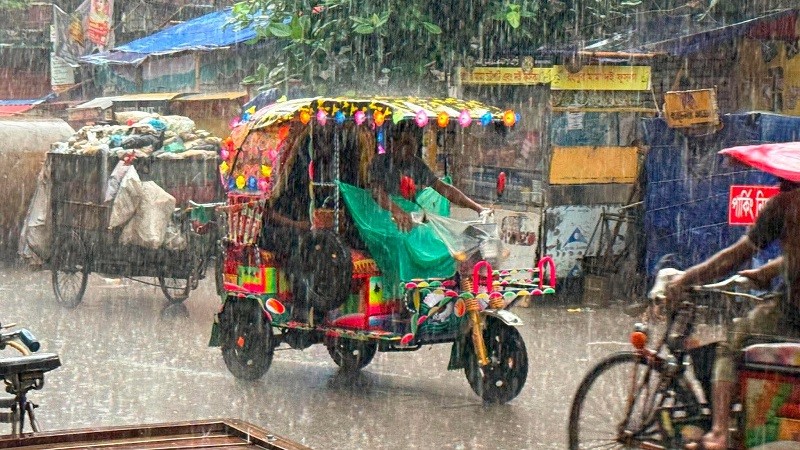 বঙ্গোপসাগরে লঘুচাপের প্রভাবে সারাদেশে টানা বৃষ্টির সম্ভাবনা: পাঁচ দিন অব্যাহত থাকতে পারে বর্ষণ