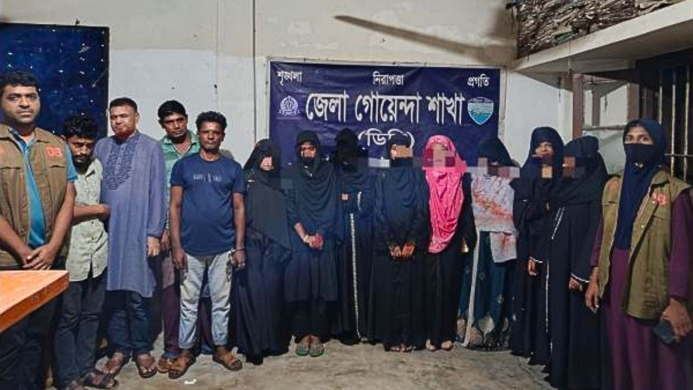 চৌমুহনীর রিলাক্স হোটেলে ডিবির অভিযান: অসামাজিক কর্মকাণ্ডের অভিযোগে ৮ নারীসহ গ্রেপ্তার ১২