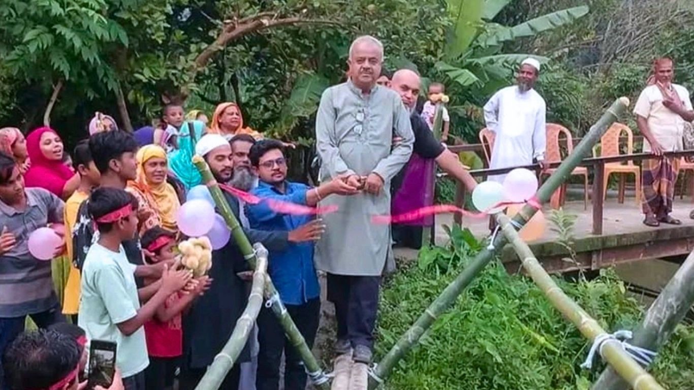 বরিশালের উজিরপুরে এলাকাবাসীর অর্থায়নে নির্মিত বাঁশের সাঁকো উদ্বোধন করলেন পৌর বিএনপি সভাপতি শহীদুল ইসলাম