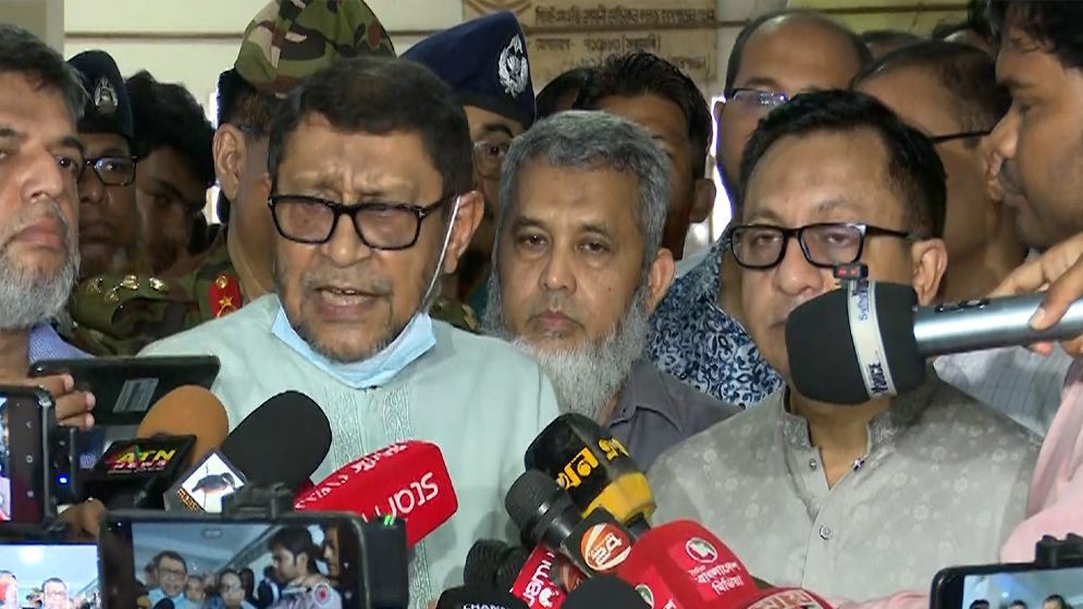 আগামী তিন মাসে ১৫ হাজার চিকিৎসক ও নার্স নিয়োগের ঘোষণা দিলেন স্বাস্থ্যমন্ত্রী সরদার মোহাম্মদ সাখাওয়াত হোসেন