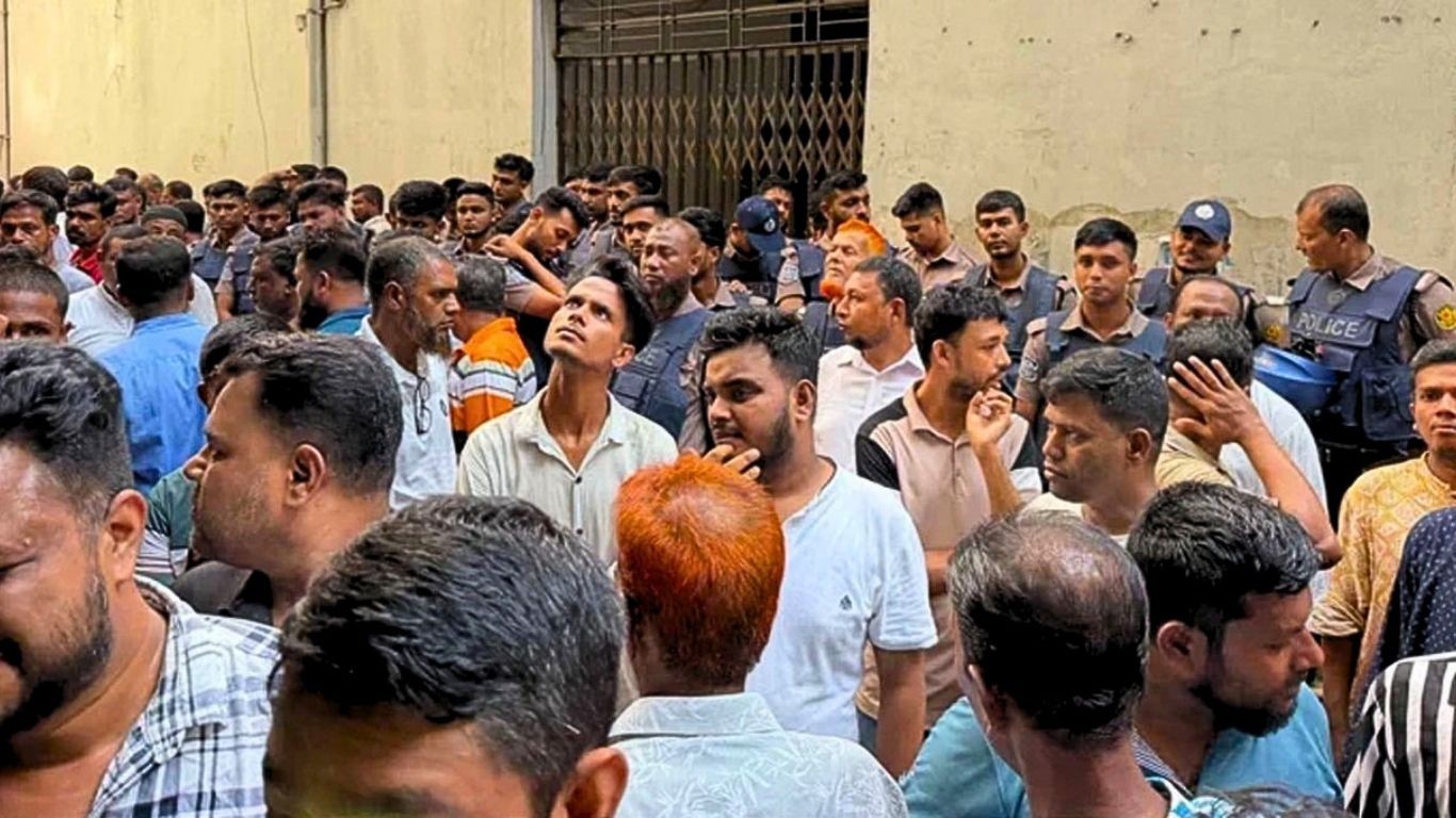 গুলিস্তানে জাসদ কার্যালয় ঘেরাও করে শতাধিক আওয়ামী লীগ নেতাকর্মীকে আটক করেছে পুলিশ