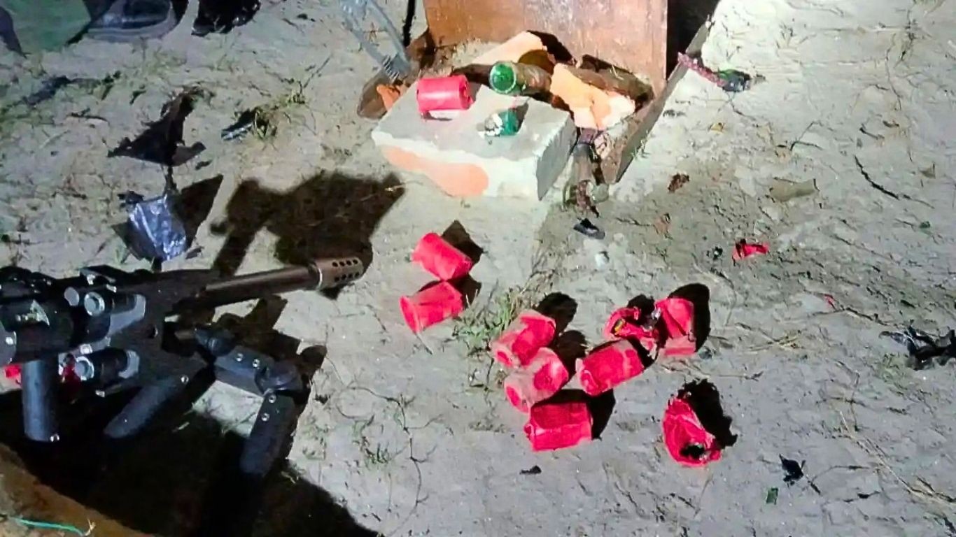 মোহাম্মদপুরের রায়েরবাজার কবরস্থানে ককটেলসদৃশ বস্তু উদ্ধার, ঘিরে রেখেছে নিরাপত্তা বাহিনী