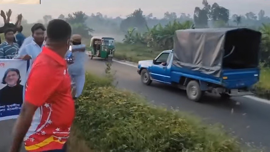 পুলিশের টহল গাড়ির সামনে নিষিদ্ধ যুবলীগের মিছিল, তদন্তের নির্দেশ