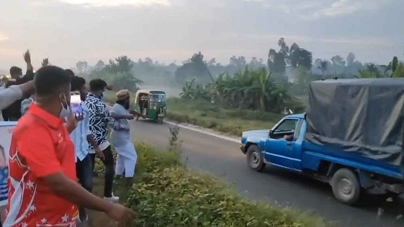 পুলিশের গাড়ির সামনে যুবলীগের বিক্ষোভ, ৪ পুলিশ সদস্য প্রত্যাহার