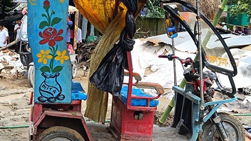 চার্জে দেওয়া অটোরিকশা থেকে বিদ্যুৎস্পৃষ্টে মা-মেয়ের মৃত্যু