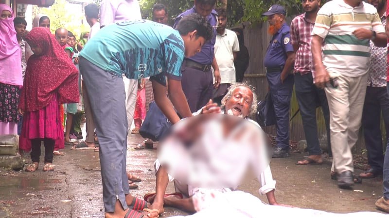 ফজরের নামাজ পড়তে যাওয়ার সময় রাস্তায় ছেলের রক্তাক্ত লাশ দেখলেন বাবা
