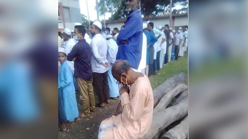 মুসলিম বন্ধুর জানাজার পেছনে বসে কাঁদা সেই সুধীর বাবু মারা গেছেন