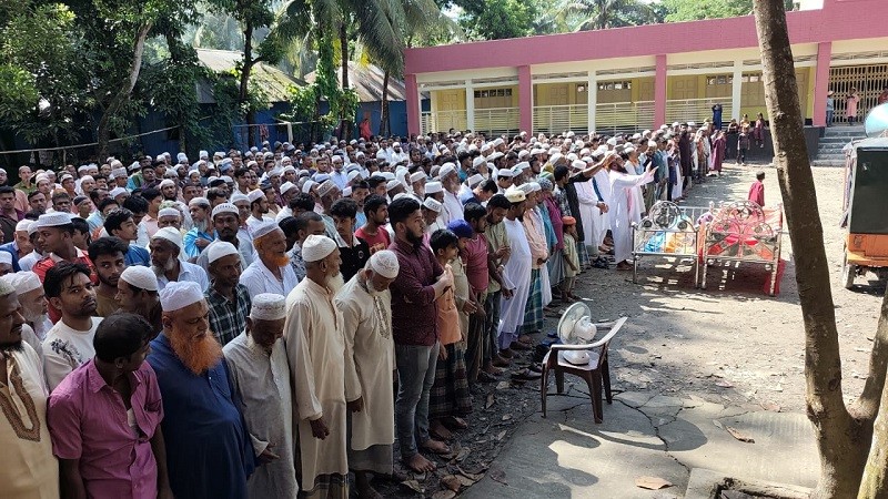স্বামীর মরদেহ নিয়ে ফেরার পথে স্ত্রীর মৃত্যু, পাশাপাশি দাফন