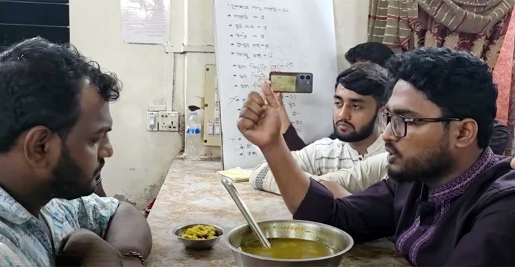 ক্যাফেটেরিয়ায় হাফপ্যান্ট পরে কাজ, কি হয়েছিল হল সংসদ ভিপির সাথে