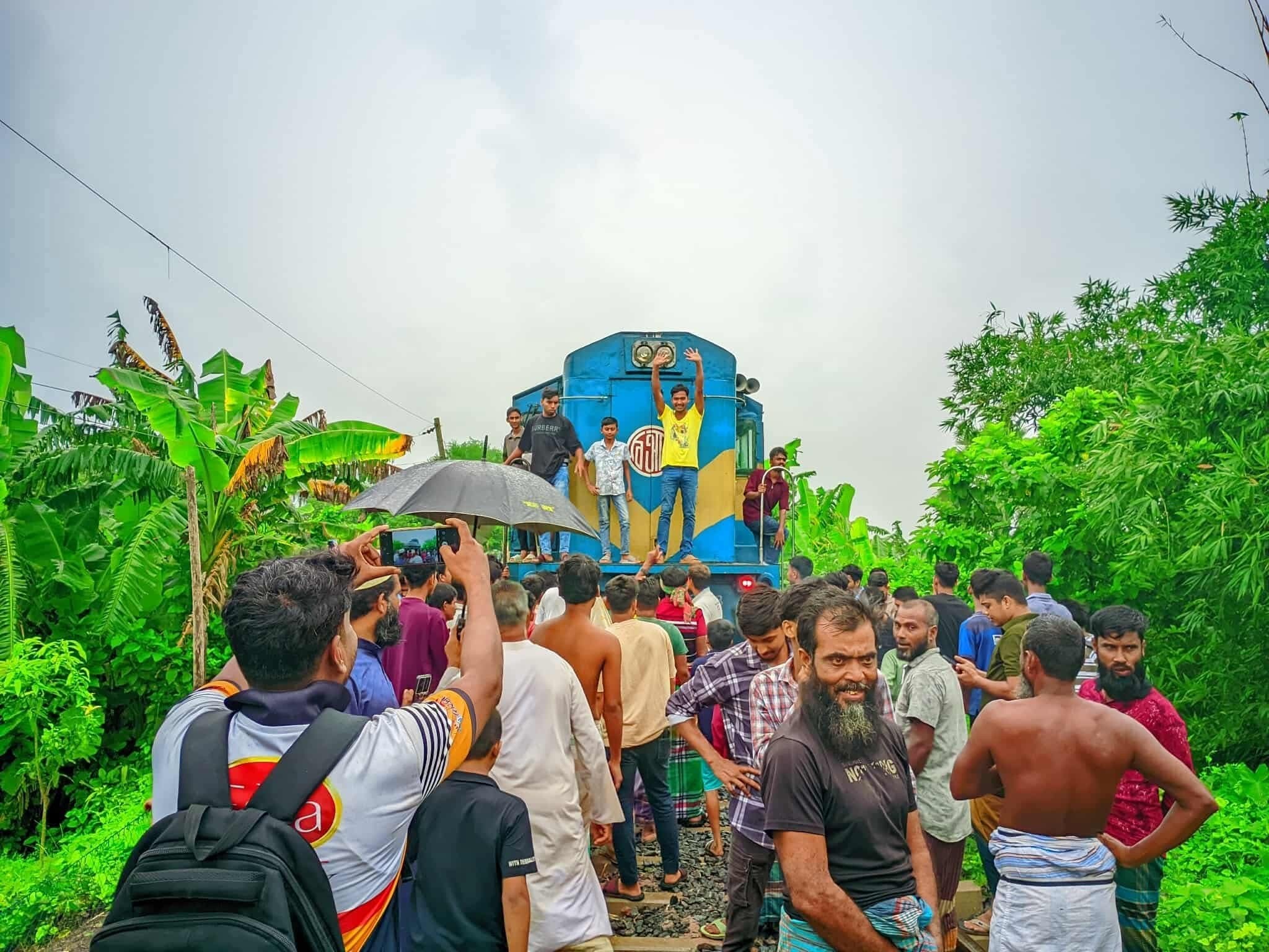 আবারও অচল ফরিদপুর, করা হয়েছে সড়ক ও রেলপথ অবরোধ