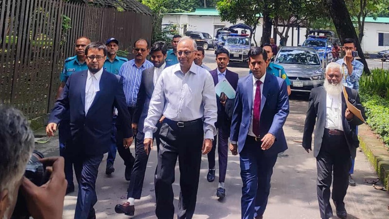 ‘আপনি দাঁড়াইয়া যাবেন আমি বসাইয়া দিমু, সবাই ভাববে আমাদের খাতির নেই’