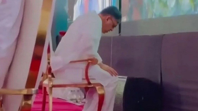 সম্মেলনের মঞ্চেই নামাজ আদায়, প্রশংসায় ভাসছেন সালাহউদ্দিন আহমেদ