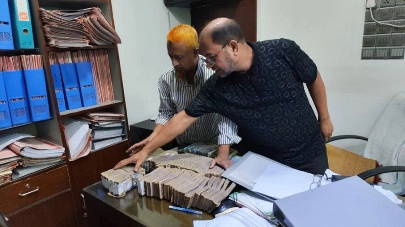 মন্ত্রী পলাতক, চেক দিয়ে তোলা হলো এক কোটি ৭৬ লাখ টাকা
