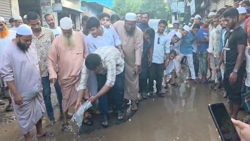 এবার ভাঙা সড়কে মাছ ছাড়লেন হাসনাত আবদুল্লাহ