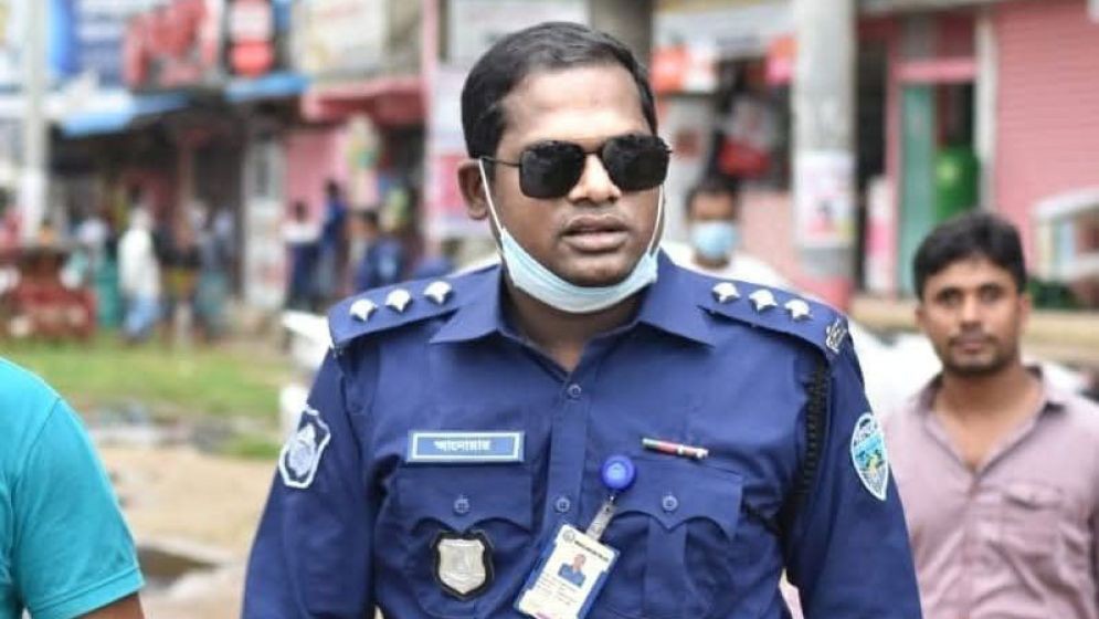 চাঁদাবাজির কথা জিজ্ঞাস করতেই পুলিশের এসপির ‍উপর হামলা, সড়কেই ঢলে পড়লেন