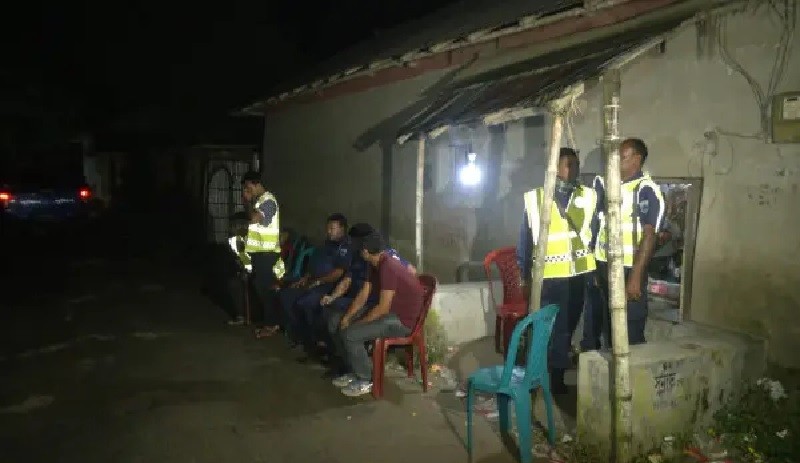পুলিশকে মারধর করে আ.লীগ নেতাকে হাতকড়াসহ ছিনিয়ে নিলো স্বজনরা