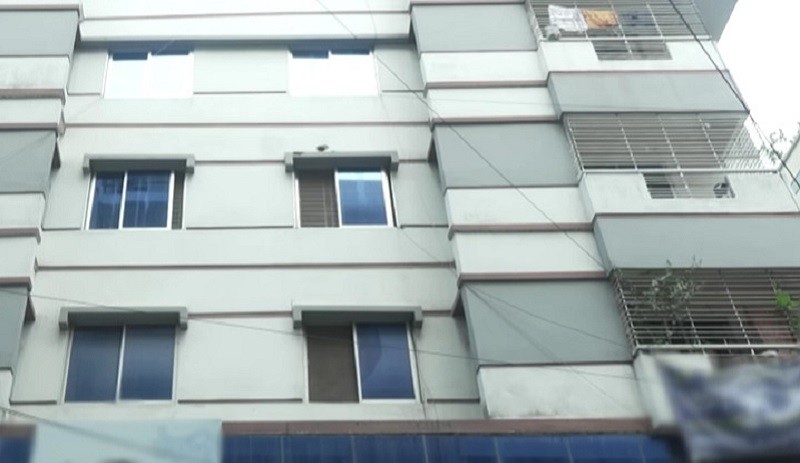 রাজধানীতে এক রহস্যময় পরিবার, ৫ বছর ধরে বাসা থেকে বের হন না মা ও দুই ছেলে!