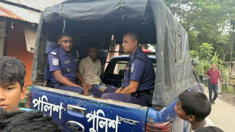 জুয়ার টাকা না পেয়ে মা-বাবাকে খুন করে ঘরের মেঝেতে পুঁতে রাখে ছেলে