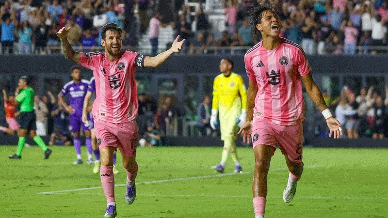 ফের মেসির জোড়া গোলে প্লে-অফে জায়গা করে নিল মায়ামি