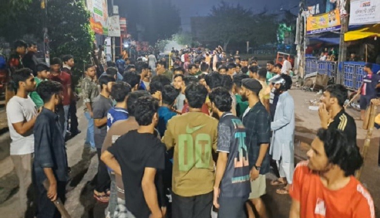 ফুটপাতে দোকান বসানোকে কেন্দ্র করেই ঢাবি ও ঢাকা কলেজের মধ্যে সংঘর্ষ