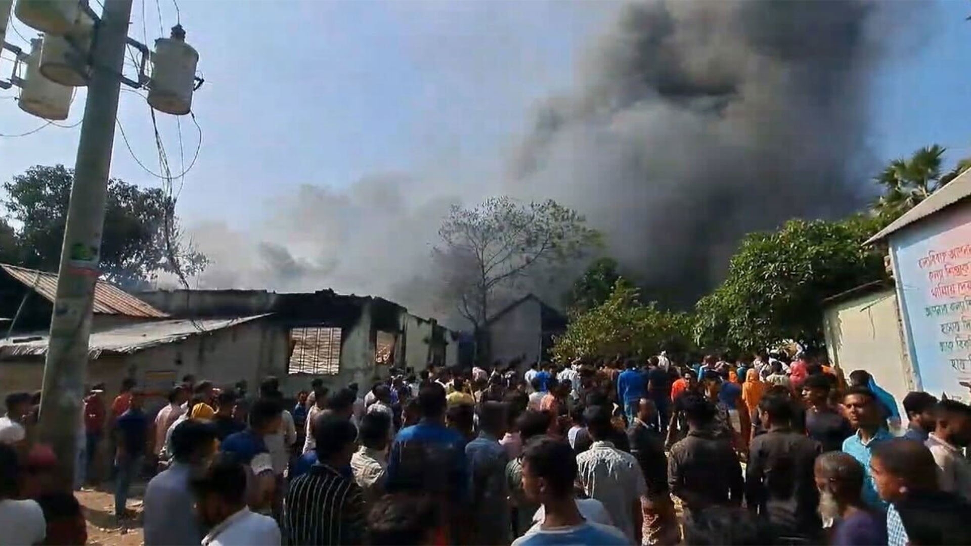 সাভারে পোশাক কারখানায় আগুন, নিয়ন্ত্রণে ছয় ইউনিট