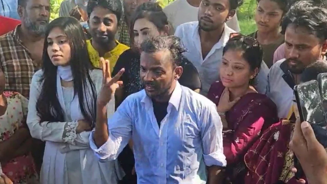দুধ দিয়ে গোসল করে রিয়া মনিকে তালাক দিলেন হিরো আলম