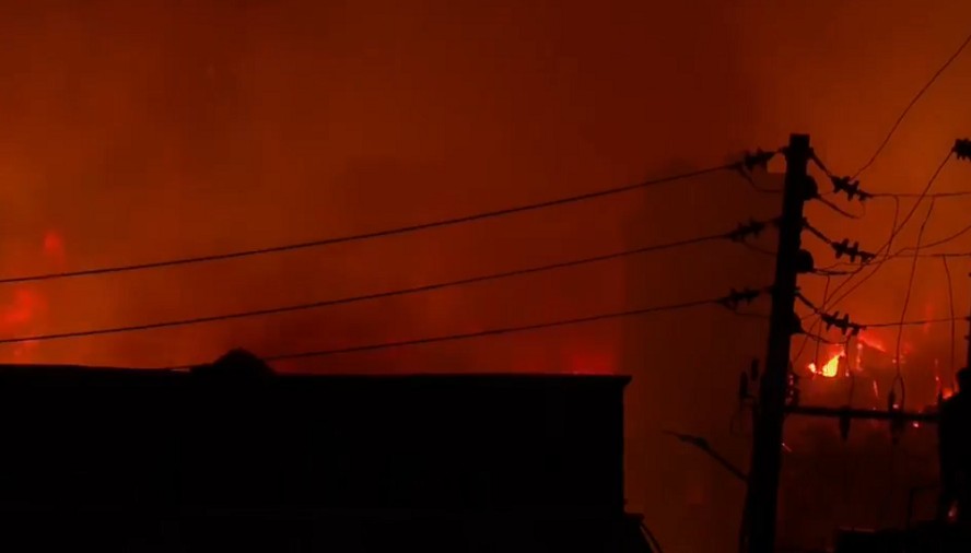 ৫ ঘণ্টা পর নিয়ন্ত্রণে এলো কড়াইল বস্তির আগুন