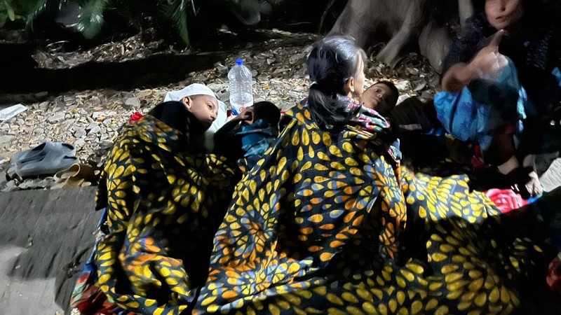 বস্তিতে আগুন; রাতে ঠাঁই ‘খোলা আকাশের নিচে’, ভেজা কাপড়েই ঘুমিয়েছে শিশুরা