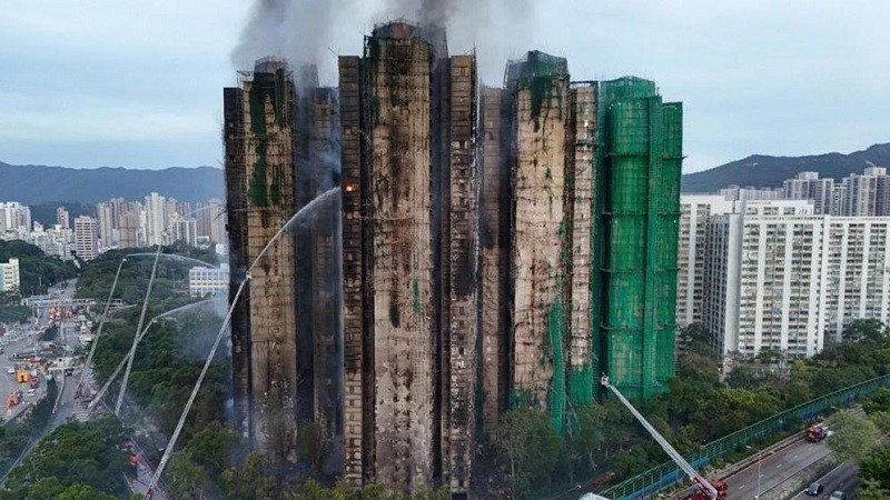 আবাসিক কমপ্লেক্সে আগুন; মৃতের সংখ্যা বেড়ে ৪৪, নিখোঁজ ২৭৯