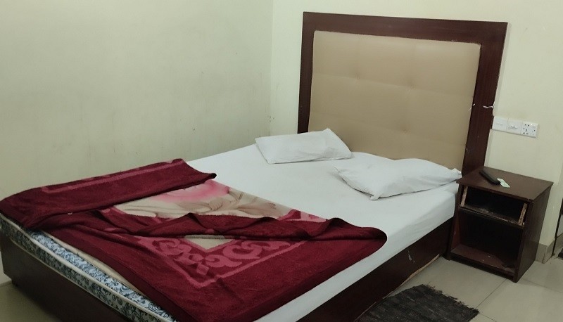 আবাসিক হোটেলে হঠাৎ অভিযান, ২৪ নারী-পুরুষ ধরা